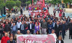 Manisalılar 1 Mayıs adına yürüdü: “Karanlıktan aydınlığa kol kola yürüyoruz”