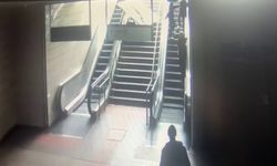 Metro istasyonunda kaza: Reklam panosu kadının kafasına düştü