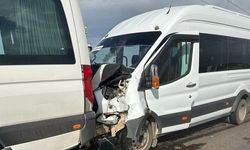 Öğretmenleri taşıyan iki servis minibüsü çarpıştı: 28 yaralı