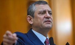 Özgür Özel'den afiş yasağı tepkisi: Ben asacağım o bayrağı, hadi gelsin indirsin