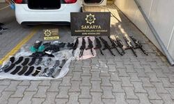 Polis memuru silah sevkiyatında yakalandı: Otomobilde cephanelik çıktı