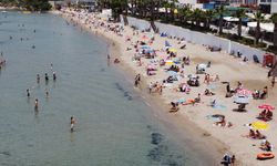 Termometre 37’yi gördü: Tatilciler denize koştu