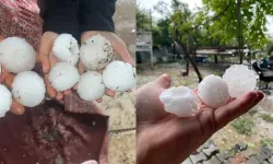 Bir kent şokta: Kar topu büyüklüğünde dolu yağdı