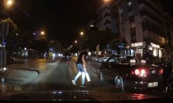 Karşıyaka'da trafikte kavga: Döner bıçağıyla saldırı anları kamerada