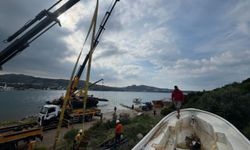 Bodrum’da çevre temizliği: Sahipsiz tekneler vinçle alındı