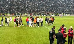 Elazığspor - Vanspor maçında skandal: Tribünden atılan cisim hakemi yaraladı