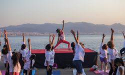 Bayraklı'da renkli etkinlik: Sahilde yoga yaptılar