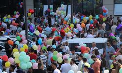 İzmir’de miniklerin hayali gerçek oldu: Yüzlerce balon gökyüzüne bırakıldı