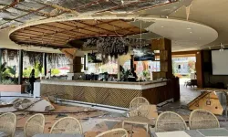 Restoranda yemek yiyorlardı: Tavan malzemesi turistlerin üzerine düştü!