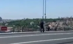 Köprüye silahla çıktı, panik dolu anlar yaşandı: O anlar kamerada