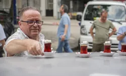 Görenler şoke oluyor: Araba ile çay servisi