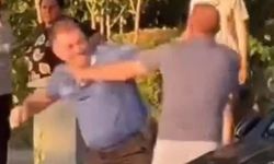 Polis ile iş insanı yumruk yumruğa kavga etti: Kameralar o anları kaydetti