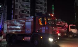 Diyarbakır’da alevlere karşı zorlu mücadele: 13 katlı binadaki yangın kontrol altına alındı
