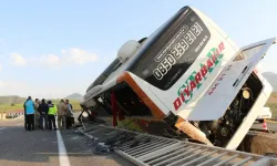 Faciadan dönüldü: Yolcu otobüsü köprüde devrildi!