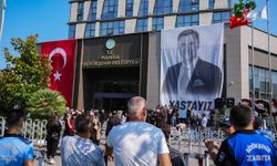 Ferdi Zeyrek’e son veda:  Manisalılar başkanlarını belediye önünde uğurladı