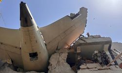 Hindistan'da uçak faciası: Sağ kurtulan yolcu yürürken görüntülendi