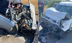 İki araç kafa kafaya çarpıştı: Olayda 2 kişi hayatını kaybetti