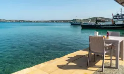 Şezlongdan kalkıp denize atlayacaksınız: Turkuaz denizi ve uygun fiyatları ile Çeşme'de harika bir mekan