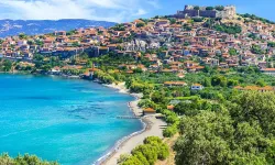 Rengarenk evleri ile denizin ortasında bir masal diyarı: İzmir'den vapurla kolayca ulaşım var