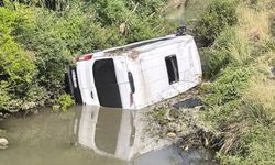 Otomobille çarpışan minibüs dereye uçtu! Yaralılar var!