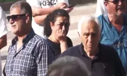 Hastane önünde acı anlar: Ferdi Zeyrek'in ölümü sonrası vatandaşlar gözyaşlarını tutamadı