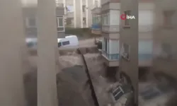 Ankara'da sel felaketi: Bir evin duvarı böyle patladı