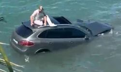 Ayvalık'ta otomobil denize uçtu