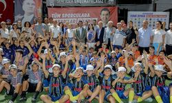 Bayraklı’da kupa coşkusu: Ferdi Zeyrek U-12 Cup’ta şampiyon çocuklar