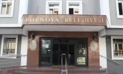 Bornova Belediyesi'nden manidar mesaj: Binaya pankart asıldı