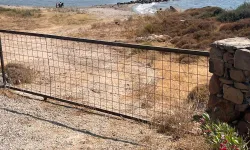 Çeşme Mersin Koyu'nda tepki çeken görüntü: Demir kapılar konuldu, vatandaşın girişi engellendi