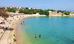 İzmir'de deniz keyfi yapmak isteyen buraya gidiyor: Pırıl pırıl denizi, uygun fiyatlı kafesi ile Çeşme'nin gözde plajı