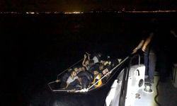 Çeşme'de düzensiz göçmen alarmı: Lastik botta 17 kişi kurtarıldı