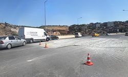 İzmir’de trafik kilitlendi: Dökülen engel şeritleri kapattı, temizlik çalışmaları sürüyor