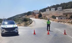 İzmir Karaburun yolunda orman yangını başladı: Güzergah çift yönlü trafiğe kapatıldı, müdahale sürüyor