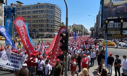 İzmir’de işçiler meydana indi: Tugay’a tepki!