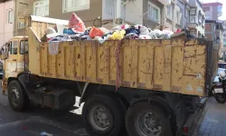 Görenler şaşırdı: Bir evden 3 kamyon çöp çıktı