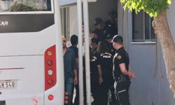 İzmir Büyükşehir operasyonu: Gözaltındaki kişiler sağlık kontrolüne götürüldü