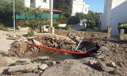 Bodrum’da ana su hattı patladı: Yolda dev çukur oluştu