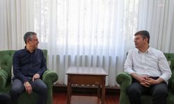 Özgür Özel'den Tutdere'ye ziyaret: Bir belediye başkanının ayağından eve kelepçelenmesi tam bir akıl tutulması