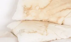 Yastık ve yatak lekelerine son: Bu doğal yöntemlerle kar beyazına dönüyor!