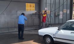 Sıcaktan bunalan vatandaş oto yıkamacıda duş aldı!
