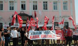 İzmir'de turizm emekçileri için eylem:  Günü geldiğinde kölelik yasasını kabul edenlerle hesaplaşacağız