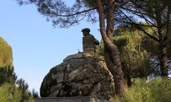 Fıstık çamları arasında İzmir’in özel Atatürk heykeli
