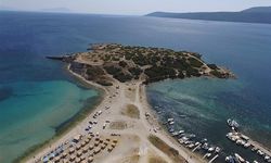 İzmir’in favori koylarından biri: Buranın berrak denizi, ince kumları kendine hayran bıraktırıyor