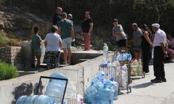 İzmir'de 8 ilçe susuz kaldı: Vatandaşlar soluğu çeşmede aldı, kuyruk oluştu
