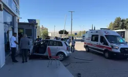 AKP İl Başkanlığı binasına araç daldı: Yaralılar var