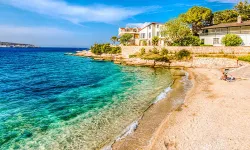 İzmir'de Maldivleri aratmayacak bir plaj: Deniz gözlüğünüzü yanınıza alın, balıklarla yüzeceksiniz