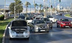 İzmirli sürücüler dikkat: Mustafa Kemal Sahil Bulvarı’nda arızalı araç trafiği aksattı