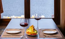 İzmir'in en güzel manzaralı kafesinde çay 25, kahve 40 TL