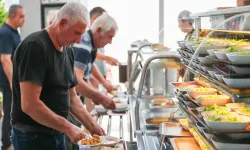 Vatandaşlar önünde kuyruk oluşturuyor: Buca'da 4 çeşit yemek 50 TL